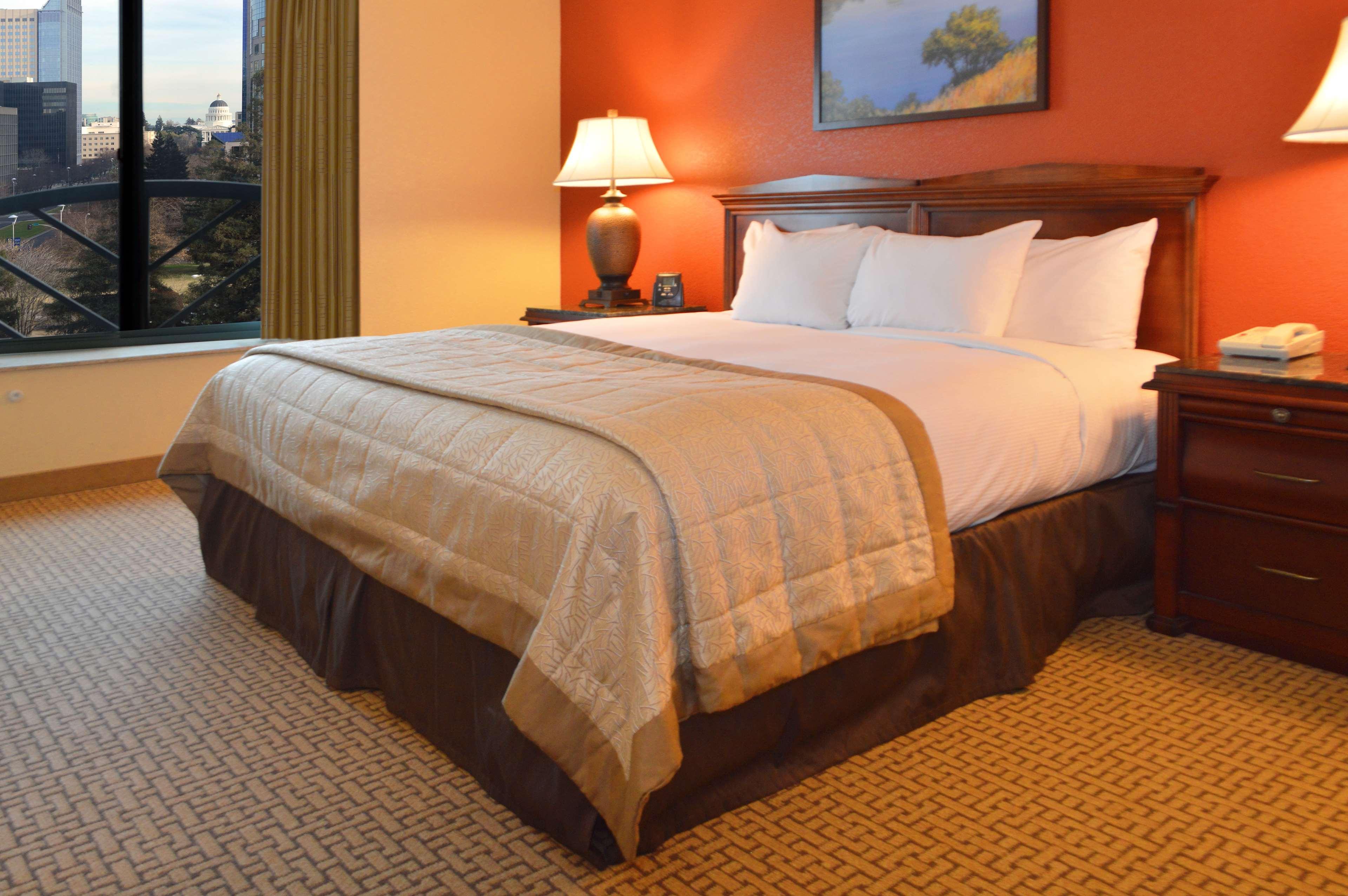 Hotel Embassy By Hilton Riverfront Promenade Sacramento