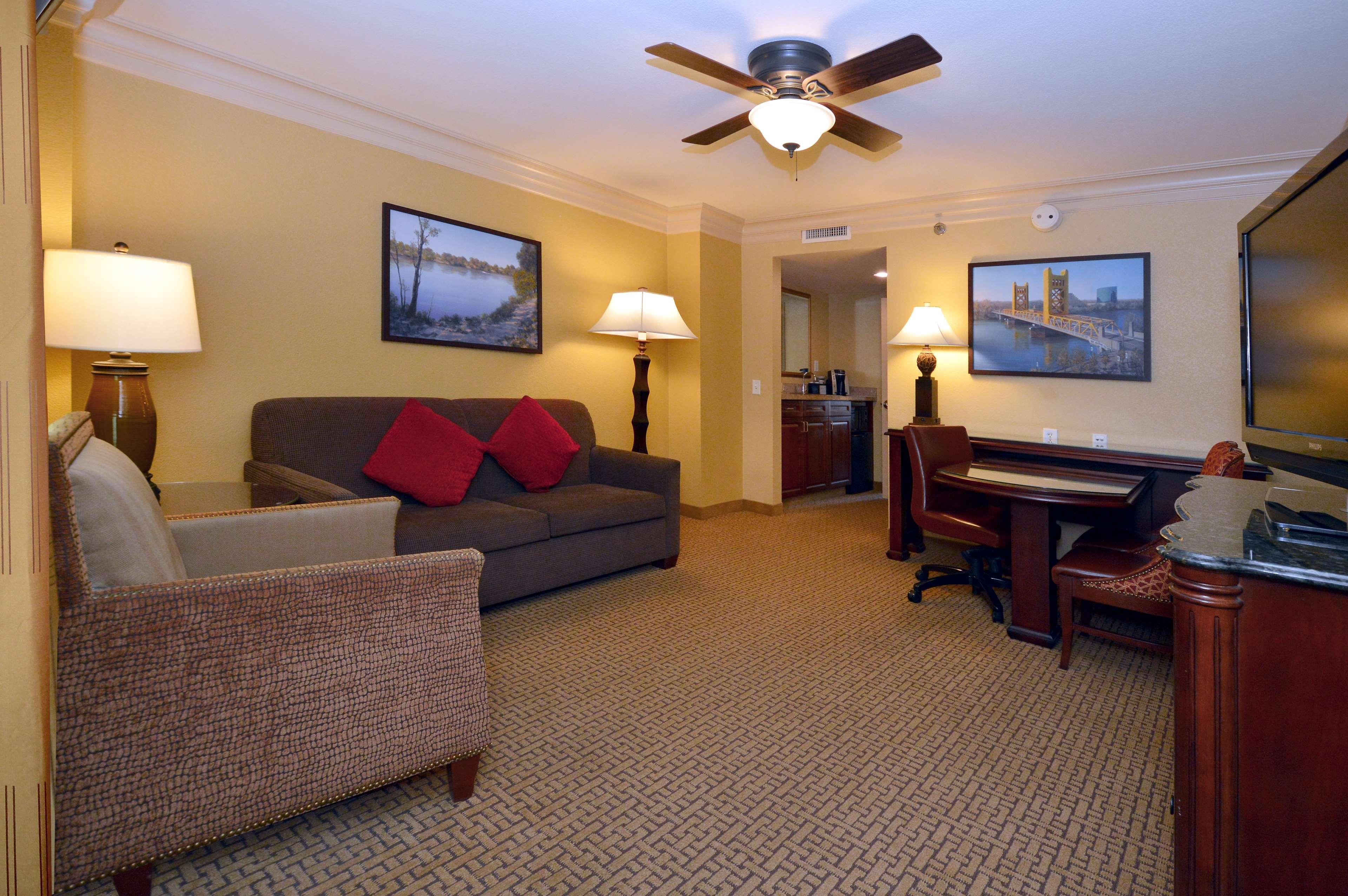 Hotel Embassy By Hilton Riverfront Promenade 4*