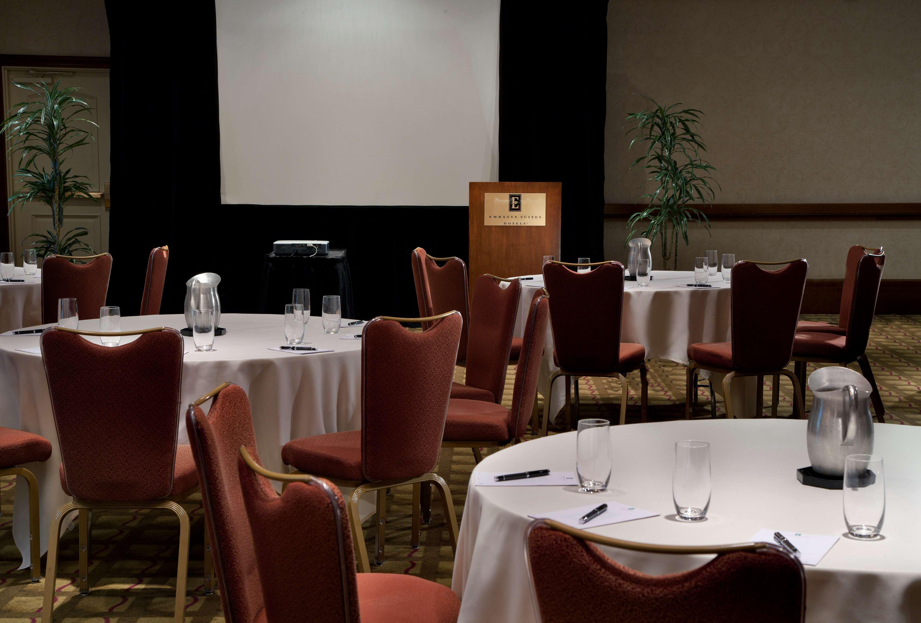 Hotel Embassy By Hilton Riverfront Promenade 4*