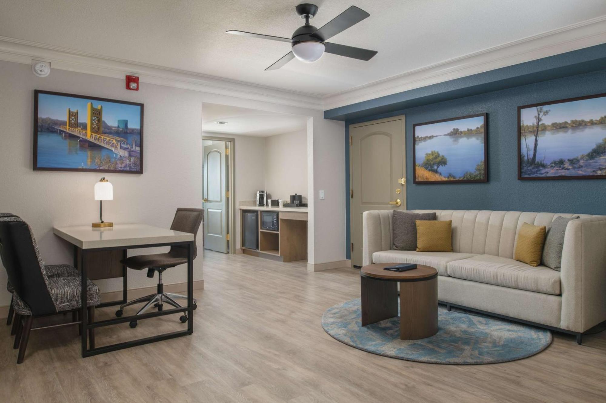 Hotel Embassy By Hilton Riverfront Promenade