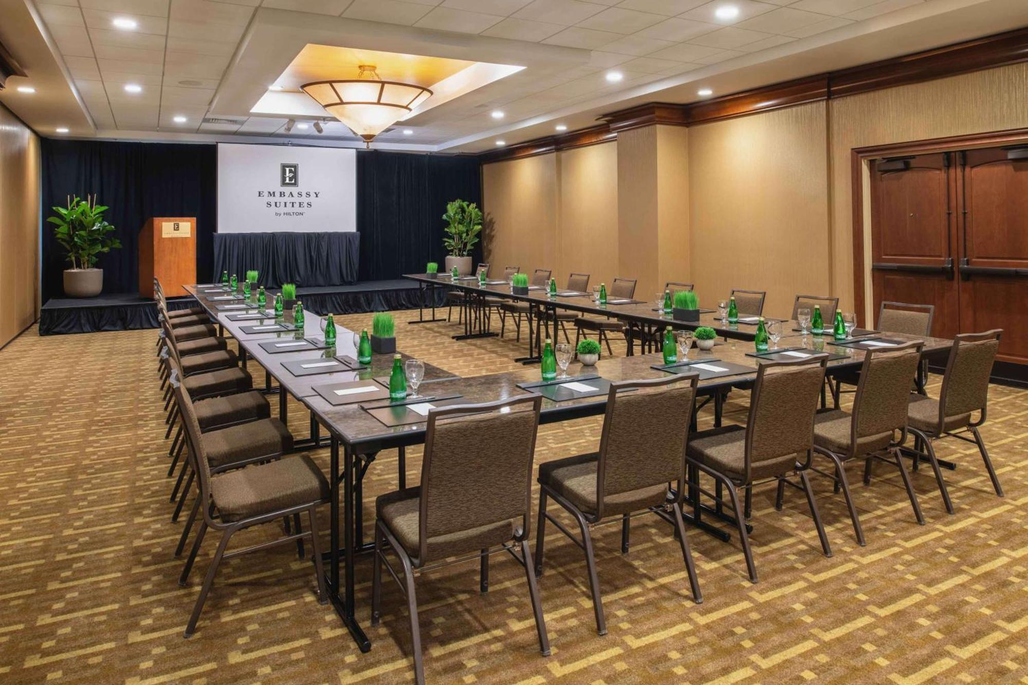 Hotel Embassy By Hilton Riverfront Promenade Sacramento