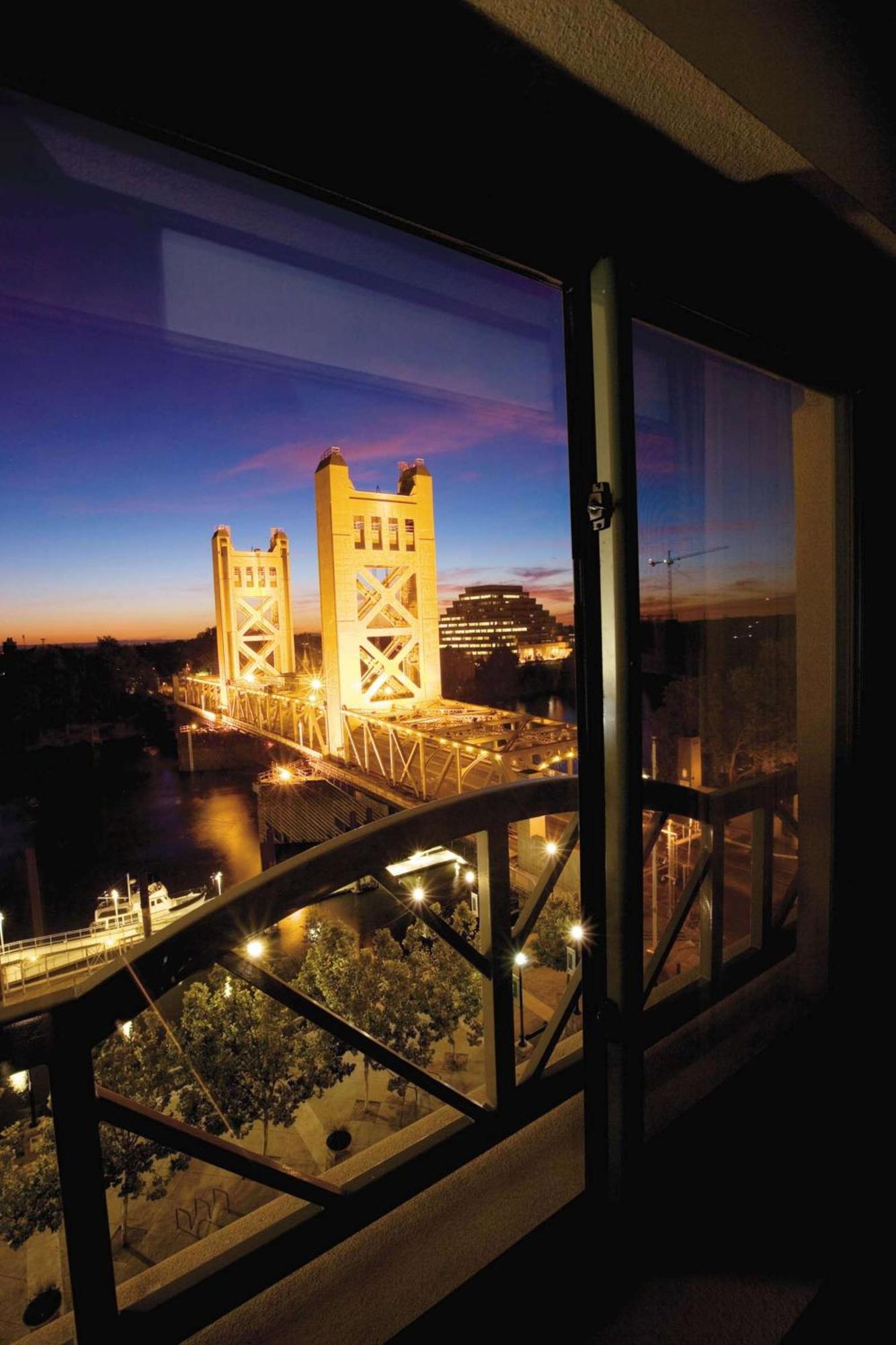 Hotel Embassy By Hilton Riverfront Promenade 4*