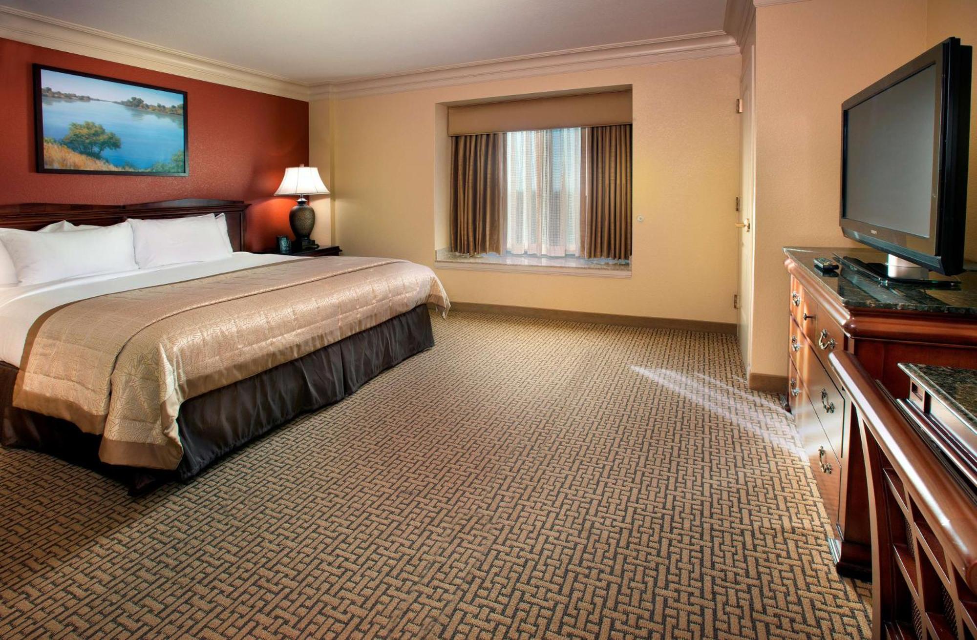Hotel Embassy By Hilton Riverfront Promenade 4*