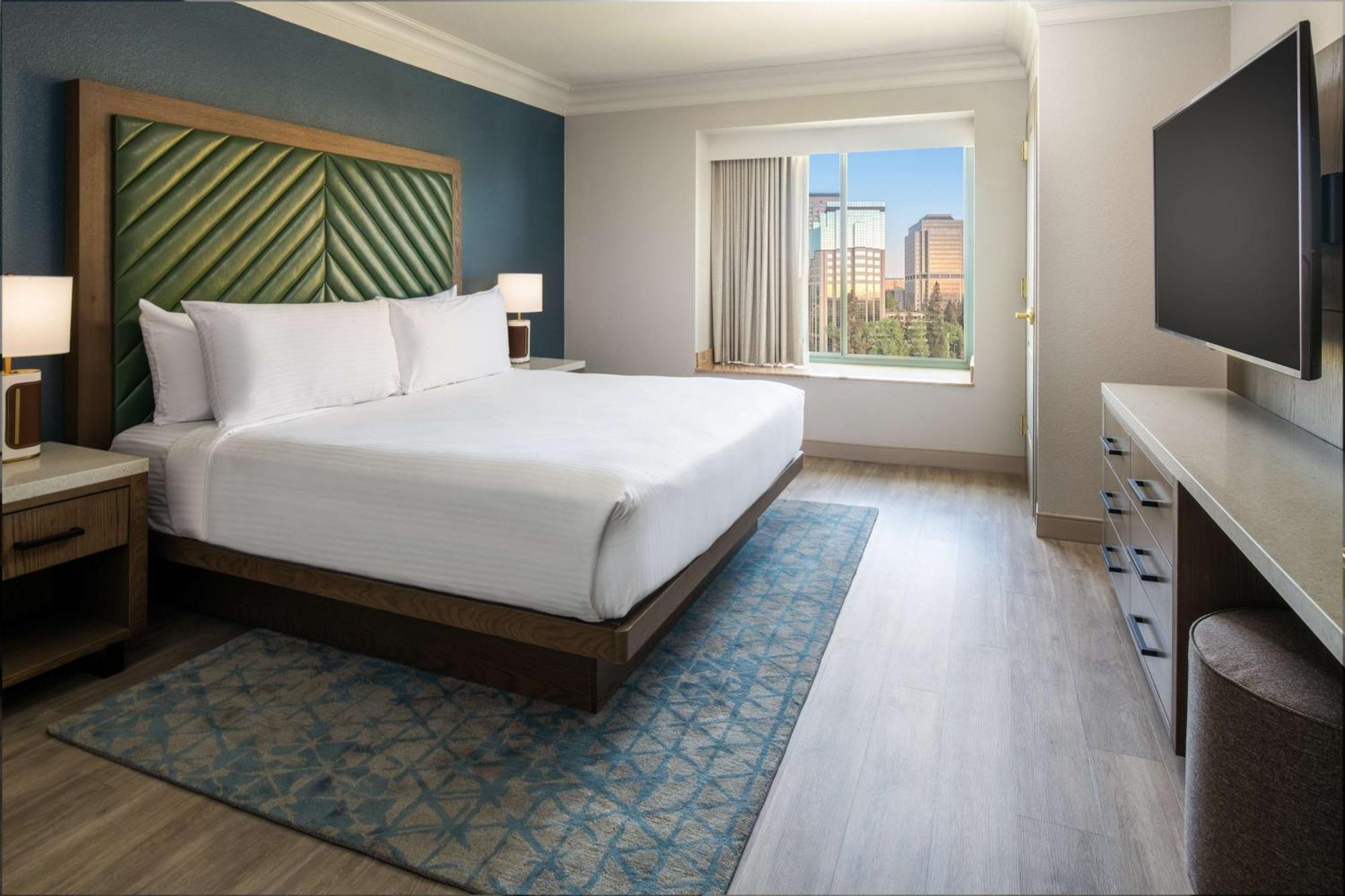 Hotel Embassy By Hilton Riverfront Promenade 4*