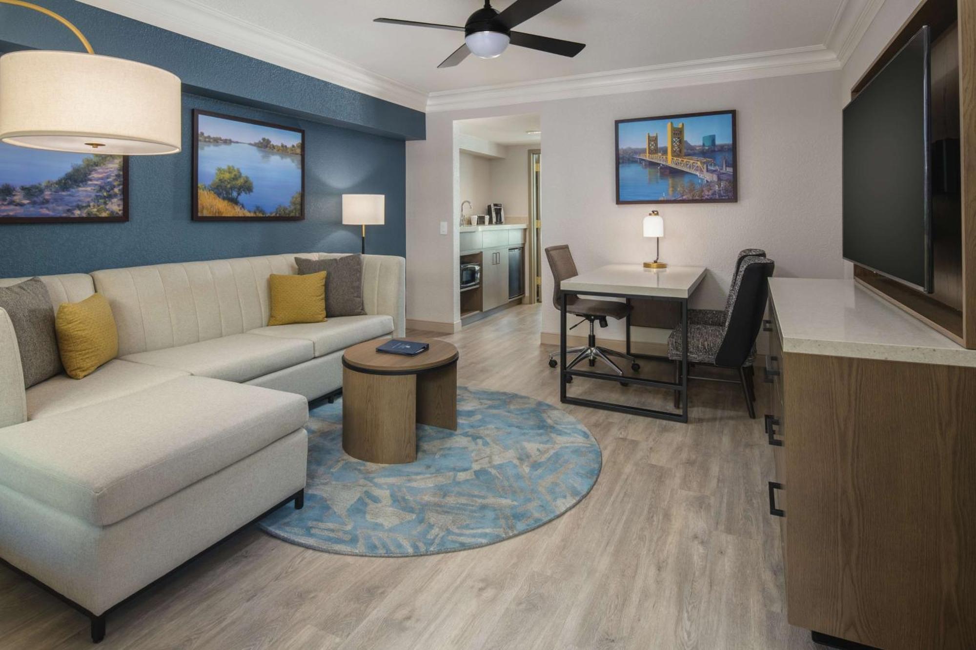 Embassy By Hilton Riverfront Promenade 4*
