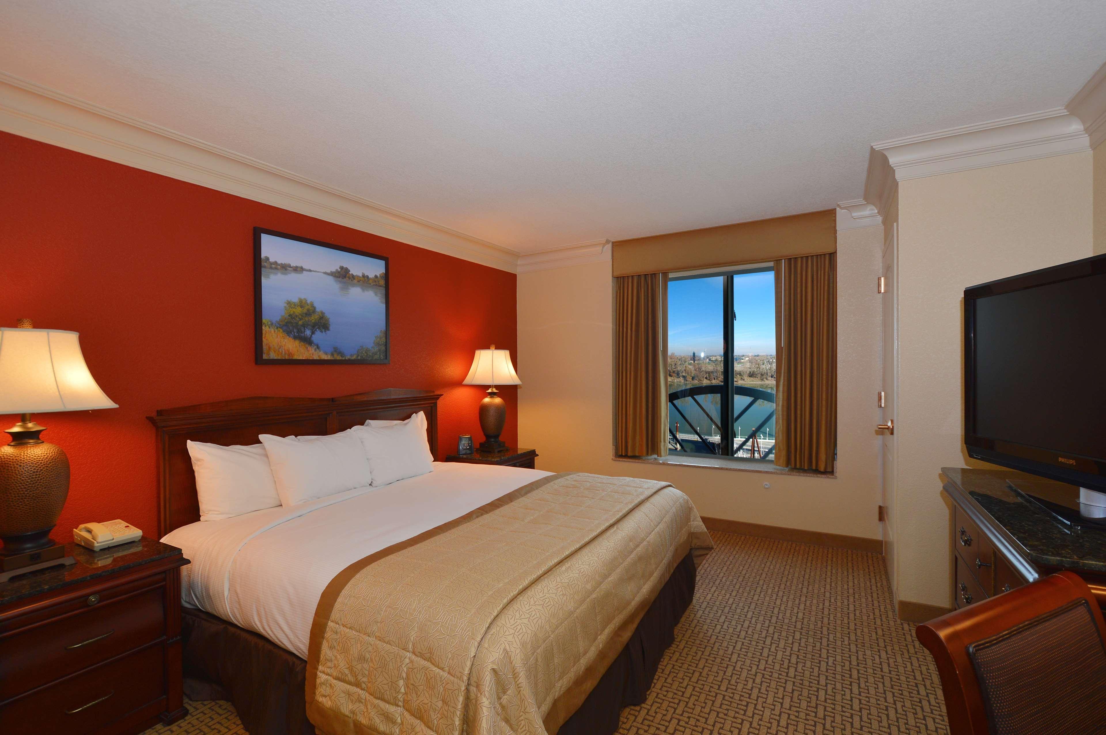 Hotel Embassy By Hilton Riverfront Promenade Sacramento