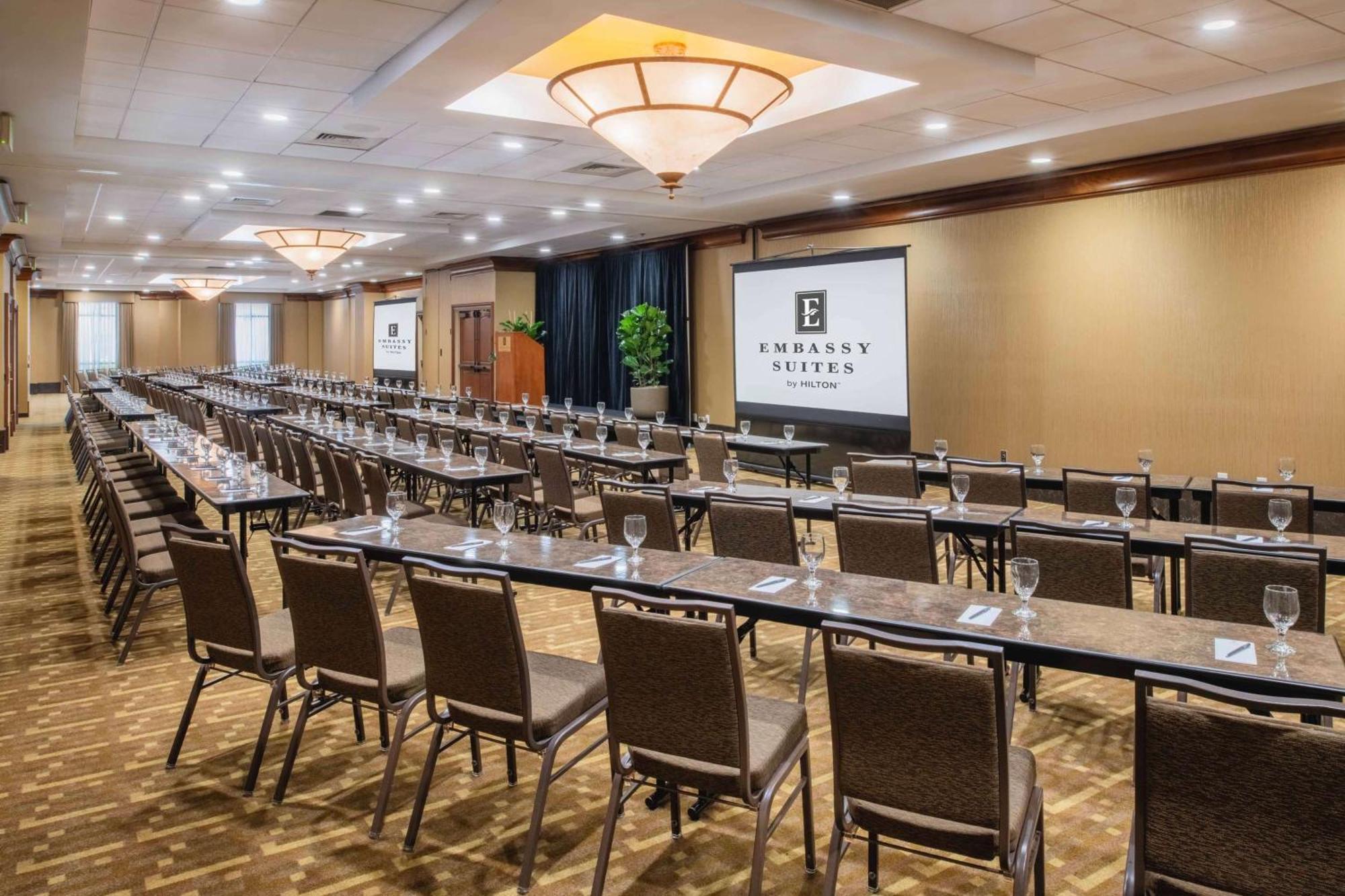Hotel Embassy By Hilton Riverfront Promenade 4*