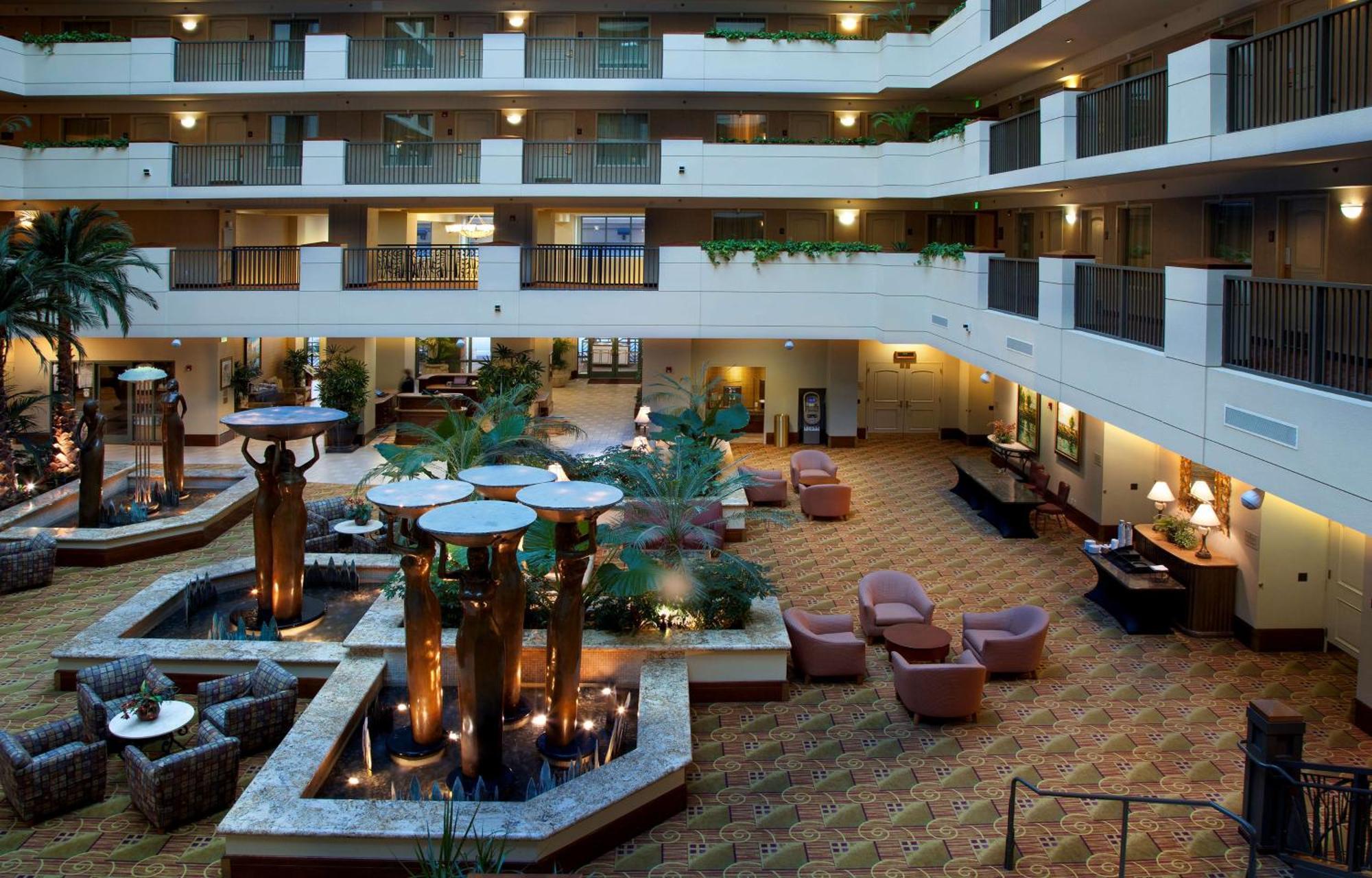 Hotel Embassy By Hilton Riverfront Promenade 4*