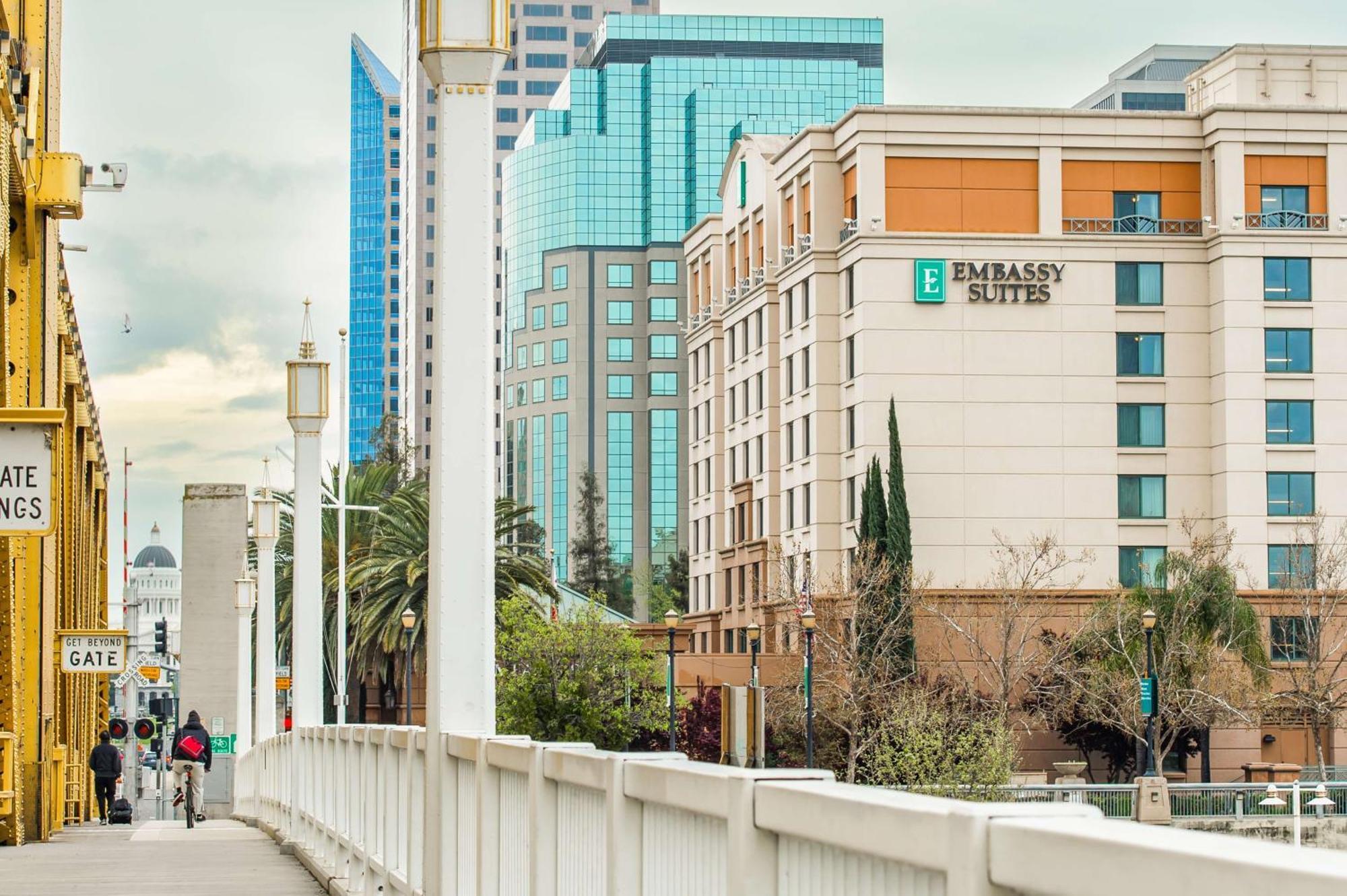 Embassy By Hilton Riverfront Promenade Hotel