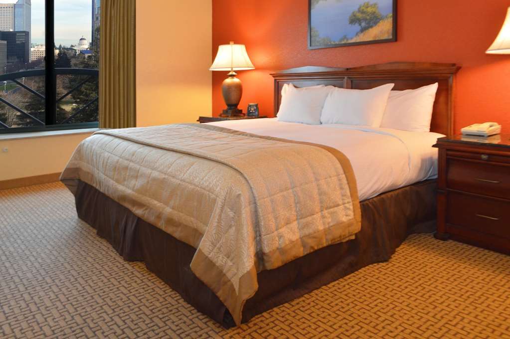 Embassy By Hilton Riverfront Promenade 4*
